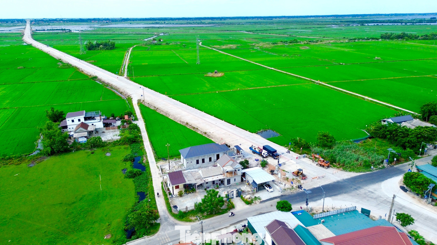 យោងតាមគណៈកម្មាធិការប្រជាជនទីក្រុង Hue ផ្លូវជាតិលេខ 49F (អតីតផ្លូវលេខ 71) មានប្រវែងសរុបប្រហែល 100 គីឡូម៉ែត្រ រត់ពីកំពង់ផែ Phong Dien ដល់ច្រកព្រំដែន Hong Van ស្រុក A Luoi ចាស់។ tp-2-quoc-lo-49f.jpg
