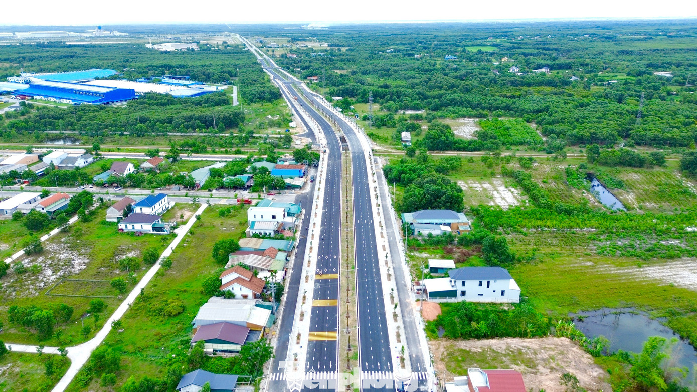 ក្នុងទិសដៅអភិវឌ្ឍន៍ ផ្លូវជាតិលេខ ៤៩F ត្រូវបានកំណត់ថាជាផ្លូវខ្លីបំផុតតភ្ជាប់ច្រកព្រំដែន Hong Van ទៅកាន់កំពង់ផែសមុទ្រ Phong Dien ។ កំណាត់ផ្លូវជាតិទី១ ដល់កំពង់ផែ Phong Dien ប្រវែង ១៧ គីឡូម៉ែត្រ ត្រូវបានវិនិយោគដោយទីក្រុង Hue និងដាក់ឱ្យដំណើរការក្នុងឱកាសទិវាបុណ្យជាតិថ្ងៃទី ២ ខែកញ្ញា។ កំណាត់ផ្លូវប្រវែង ១៣ គីឡូម៉ែត្រចុងក្រោយពីផ្លូវហូជីមិញ ដល់ច្រកទ្វារព្រំដែន Hong Van ត្រូវបានក្រសួងសាងសង់កែលម្អ ហើយរំពឹងថានឹងបញ្ចប់នៅឆ្នាំ ២០២៦។ tp-5-quoc-lo-49f.jpg