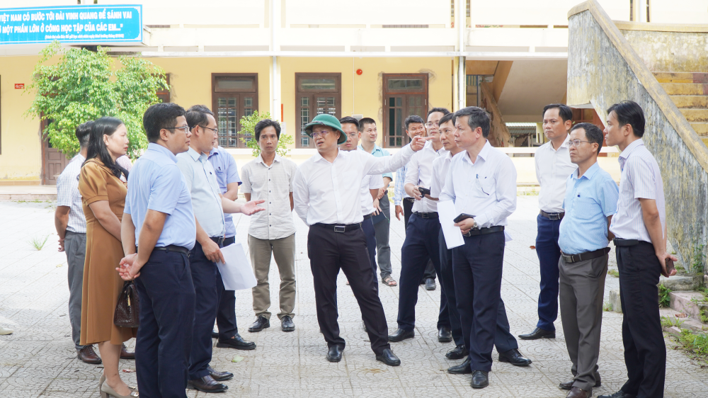 Im Rahmen der Umfrage einigte sich die Arbeitsgruppe auf einen Plan zum Bau von vier neuen Grund- und weiterführenden Internaten sowie zur Renovierung und Modernisierung einer bestehenden Schule. khao-sat-xay-truong-1.png