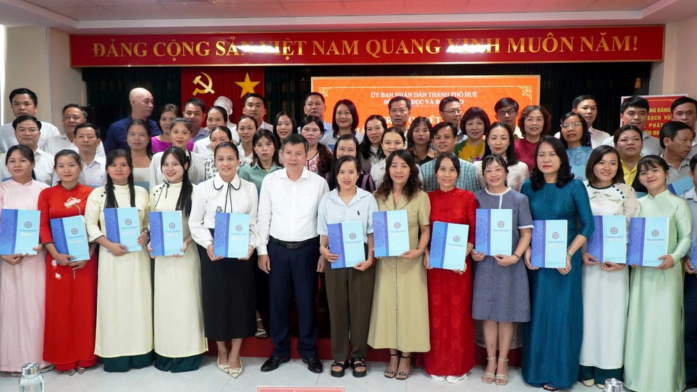 For the first time in Hue, the Department of Education and Training directly transferred 56 teachers and school staff at the same time throughout the area. thuyen-chuyen-giao-vien.jpg