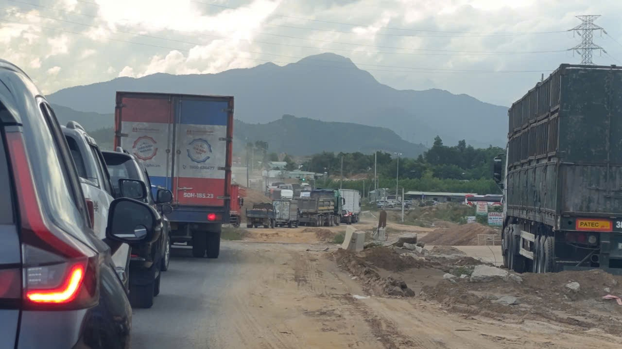Trong khi đó, Bộ Xây dựng tăng cường kiểm tra, giám sát, chỉ đạo các chủ đầu tư, nhà thầu thi công tăng cường nhân lực, thiết bị, chủ động tập kết nguồn vật tư, vật liệu, nguồn lực về tài chính…, tổ chức thi công 3 ca, 4 kíp, thi công cả ngày nghỉ, ngày lễ để hoàn thành theo tiến độ đã cam kết. f10c2aa6bd480b165259.jpg