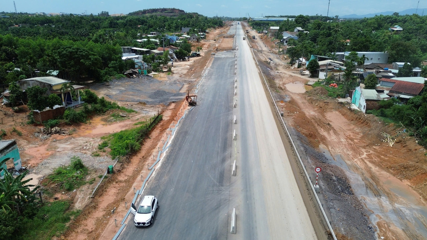 Lãnh đạo BQL dự án cho biết, toàn tuyến đã hoàn thành được khoảng 70% khối lượng công trình. Hiện nay, đang chỉ đạo các nhà thầu, triển khai 4 mũi để rải thảm mặt đường đảm bảo đúng tiến độ theo yêu cầu, phấn đấu 18/9 thông xe dự án. 11c062d1bcac0af253bd.jpg