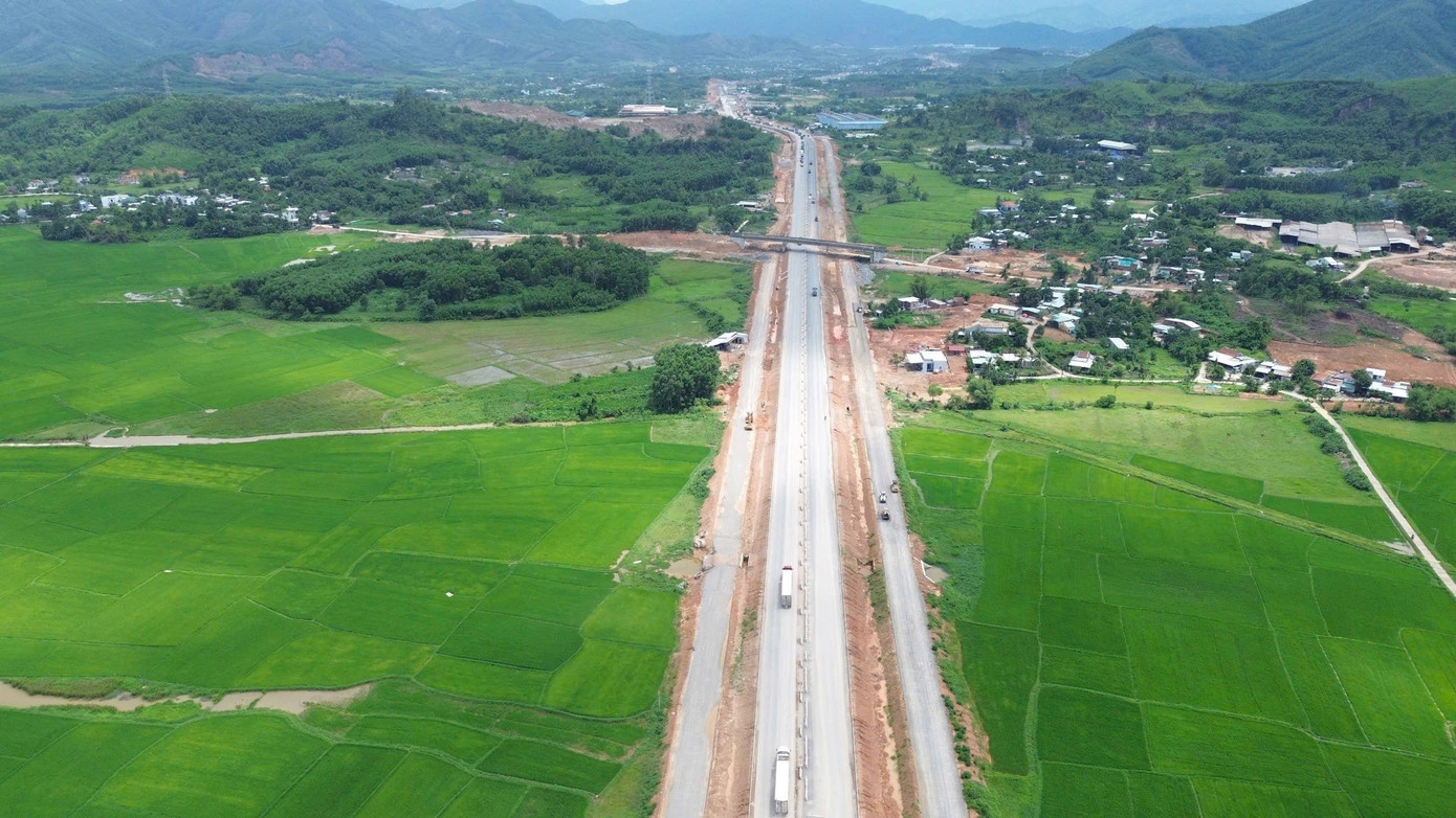 Phó Thủ tướng cũng yêu cầu lưu ý, phải bảo đảm chất lượng, vệ sinh môi trường, an toàn lao động theo đúng quy định, không vì tiến độ mà bỏ qua chất lượng, rút ngắn các quy trình, thủ tục công nghệ, lựa chọn loại vật liệu không đảm bảo tiêu chuẩn, mất vệ sinh môi trường, mất an toàn lao động trên công trường... ab1cca23e2ca54940ddb.jpg