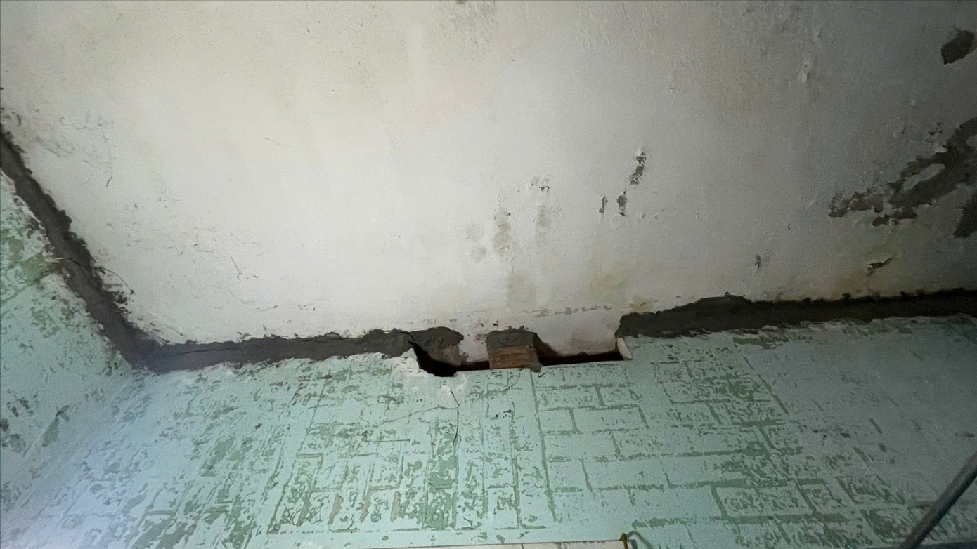 Một nhà dân nứt nẻ được sửa chữa tạm bợ. 1eef2c16f1ed47b31efc-1-9924.jpg