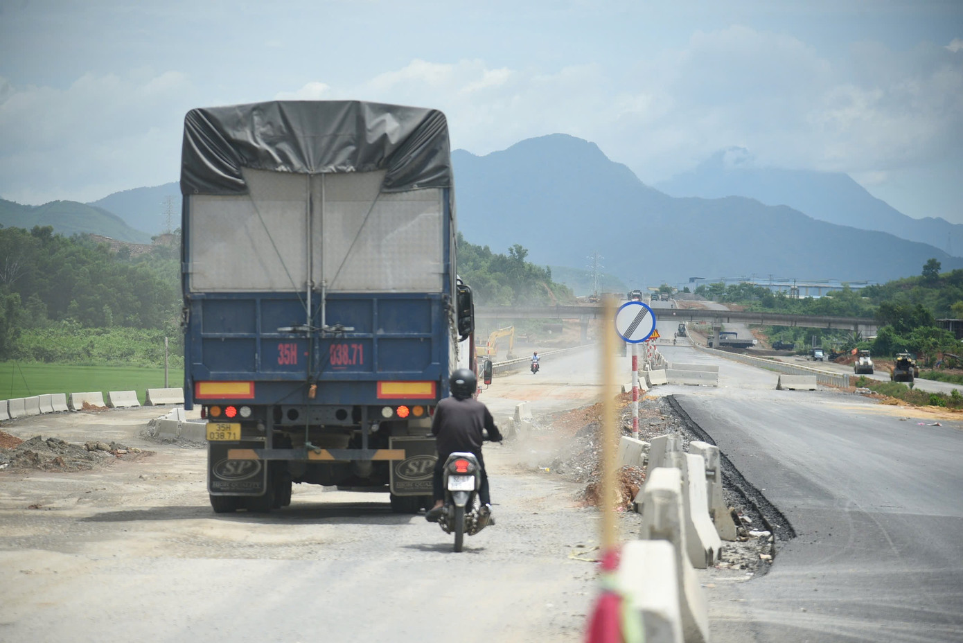 Xe máy, xe tải di chuyển trên đường thi công dang dở tiềm ẩn nhiều nguy cơ mất an toàn giao thông. 0a1d2b33f44e42101b5f.jpg
