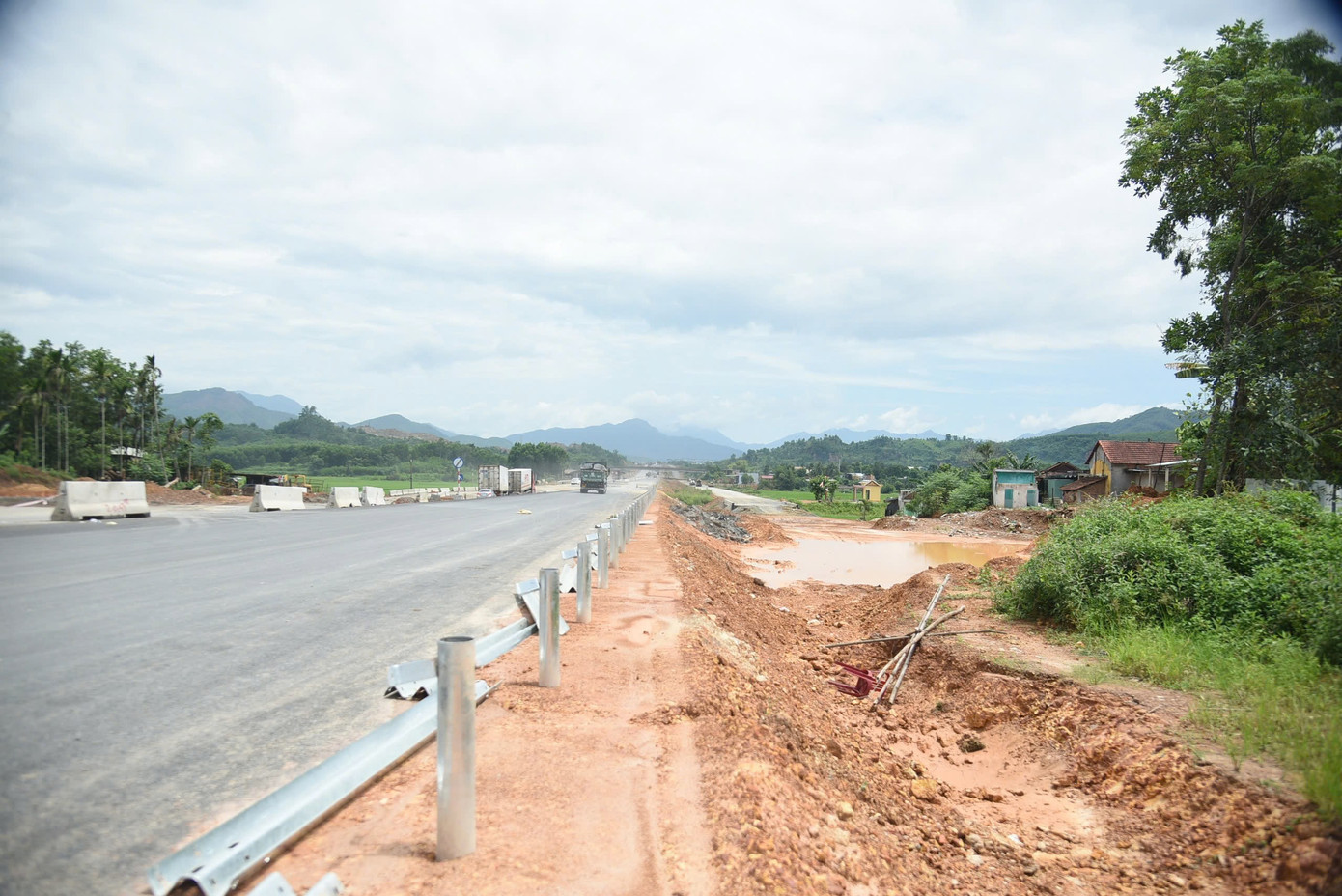 Mới đây, Văn phòng Chính phủ có văn bản số 6363/VPCP-CN truyền đạt ý kiến của Phó Thủ tướng Thường trực Chính phủ Nguyễn Hòa Bình - Trưởng Đoàn kiểm tra số 1 về việc đẩy nhanh tiến độ triển khai các dự án cao tốc Bắc - Nam. Trong đó có đoạn Hòa Liên - Túy Loan (TP Đà Nẵng). 9ea7ff4a21379769ce26.jpg