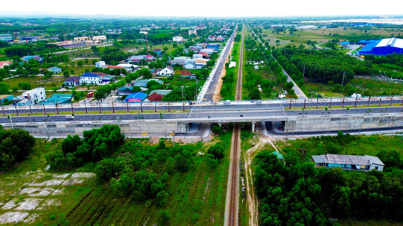 Một đoạn đường sắt Bắc - Nam hiện nay đi qua TP Huế. duong-sat-bac-nam-hien-nay-di-qua-hue.jpg