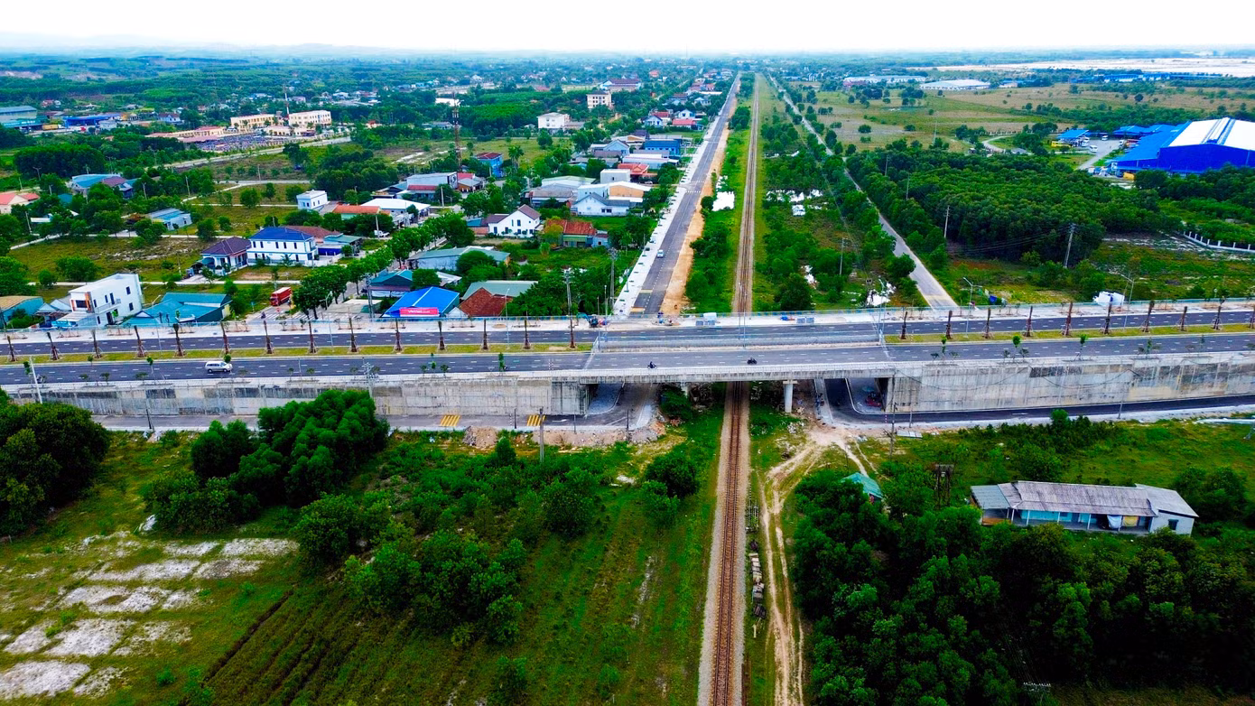 duong-sat-bac-nam-hien-nay-di-qua-hue.jpg