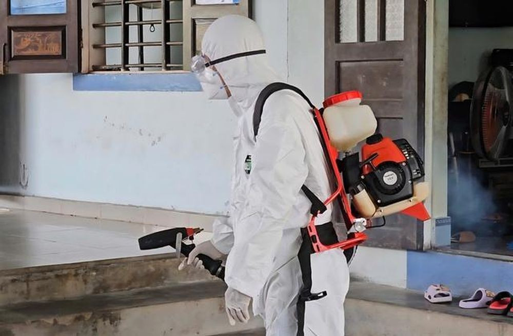 Lực lượng y tế TP Huế phun tiêu độc, khử trùng tại khu vực có người mắc liên cầu khuẩn lợn tieu-huy-san-pham-tu-giet-mo-lon-co-dau-hieu-nhiem-benh-phun-hoa-chat-phong-ngua-dich-benh.jpg
