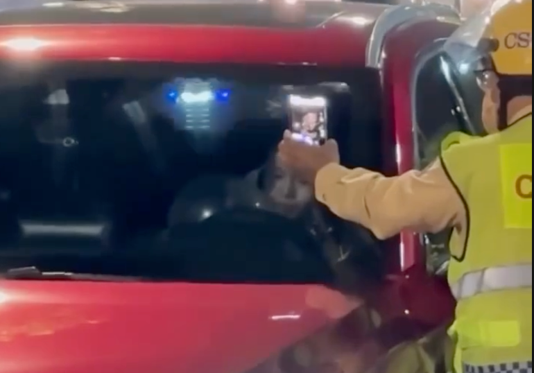 Hình ảnh nữ ca sĩ dừng xe giữa đường và hít "bóng cười". screenshot-2025-10-21-at-121630-pm.png