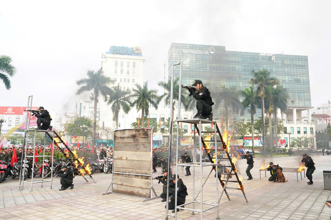 Lực lượng cảnh sát cơ động trình diễn kỹ thuật, chiến thuật tiếp cận mục tiêu, thể hiện khả năng cơ động và phản ứng nhanh.