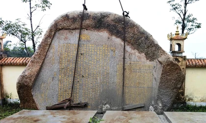 Khắc Chiếu Cần Vương lên bia đá 11 tấn 