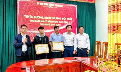 Khen thưởng hai cha con dũng cảm cứu người giữa dòng nước dữ