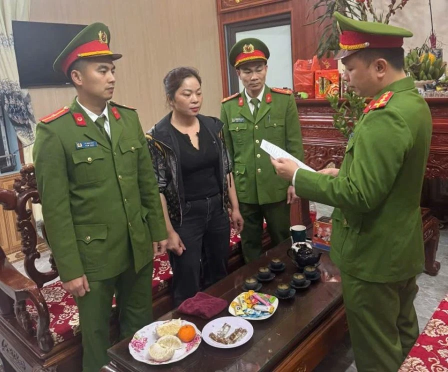 Bắt Khẩn Cấp Phụ Nữ Thu Tiền Xe Trái Phép Tại Lễ Hội Bắc Ninh Vì Cưỡng Đoạt Tài Sản