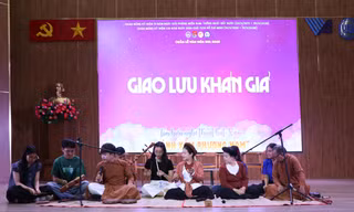 Sinh viên TP. HCM tìm hiểu nghệ thuật hát xẩm