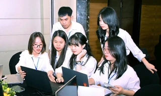 Anh Ngọc cùng đồng đội.