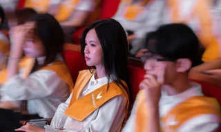 Bước ra khỏi ánh đèn sân khấu: Bài học sau danh hiệu thủ khoa 2024