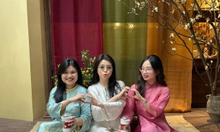 Xếp hàng chụp áo dài cận Tết, quán trà trong ngõ nhỏ Hà Nội bất ngờ đông kín các bạn trẻ