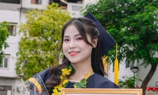 Sau tấm bằng thủ khoa là những ngày đứng bán đào giữa chợ xuân