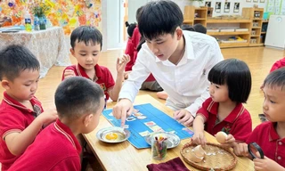 Bình An cùng các bạn nhỏ khám phá quả trứng.