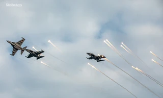 Cận cảnh Yak-130, Su-30MK2 thả đạn nhiệt trên bầu trời Thủ đô