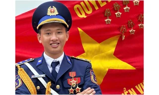 Từ A50 đến A80: Chàng trai trẻ hai lần giữ quân kỳ khối Sĩ quan Cảnh sát biển Việt Nam 