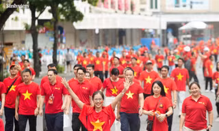 Biển người cờ đỏ sao vàng nhuộm đỏ phố đi bộ Hồ Gươm, hoà nhịp cùng hàng tỷ bước chân trên cả nước