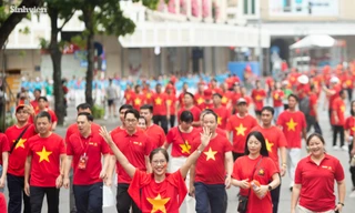Biển người cờ đỏ sao vàng nhuộm đỏ phố đi bộ Hồ Gươm, hoà nhịp cùng hàng tỷ bước chân trên cả nước