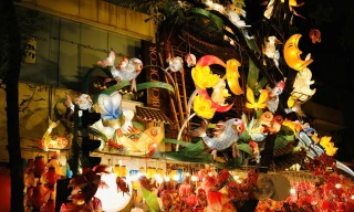 Phố Hàng Mã 'khoác áo' Trung Thu rực rỡ chỉ sau một đêm