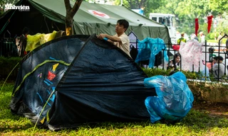 Người dân dựng lều bạt, sẵn sàng 'dầm mưa' cả đêm đợi ngày Quốc khánh 