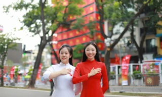 Sinh viên rộn ràng book chụp ảnh: Hòa mình trong không khí 'Đất nước trọn niềm vui'