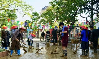 Các bạn trẻ phối hợp cùng người dân địa phương dọn dẹp, khắc phục hậu quả sau mưa bão.