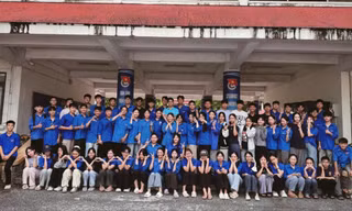 Hàng trăm sinh viên tình nguyện Trường Đại học Vinh chung tay khắc phục hậu quả sau bão số 10 Bualoi