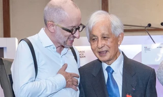 Hiệu trưởng chính Trường ĐH Khoa học và Công nghệ Hà Nội dành cho vợ chồng giáo sư Trần Thanh Vân sự ngưỡng mộ sâu sắc