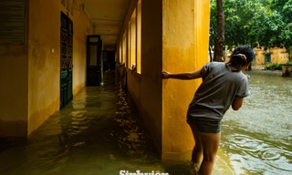 Mưa ngập ký túc xá, sinh viên sư phạm lội nước tìm chỗ học...online