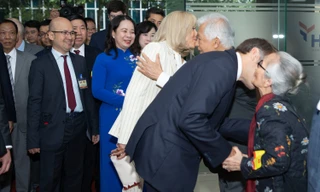 Vinh danh hai nhà khoa học gốc Việt nhận Huân chương Bắc đẩu Bội tinh bậc Sĩ quan