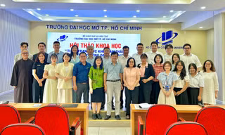 TS. Nguyễn Hữu Long chụp ảnh lưu niệm cùng các giảng viên của Trường Đại học Mở TP.HCM và nhóm tác giả nghiên cứu đề tài “Thực trạng sức khỏe tâm thần của người lao động đang làm việc trong khu vực hành chính công”. 
