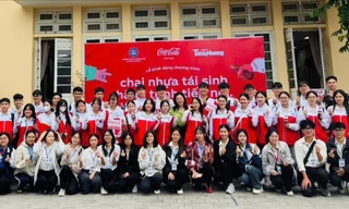Sinh viên Trường Đại học Thủy lợi hào hứng tham gia chương trình 'Chai nhựa tái sinh – Hành trình tiếp nối'