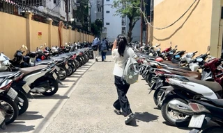 Hà Nội nắng nóng gay gắt, sinh viên gồng mình chống chọi 