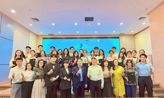 Sinh viên đạt học bổng chụp ảnh lưu niệm cùng ban tổ chức.