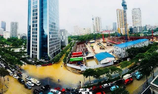 Nhiều con đường bao quanh Đại sứ quán Mỹ ở địa chỉ mới bị ngập sau cơn mưa lớn 