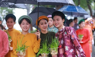 Bách Hoa Bộ Hành Tết 2026: Người trẻ đội mưa đưa Việt phục xuống phố cổ Hà Nội