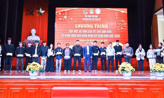 TS Đỗ Văn Đỉnh – Phó Hiệu trưởng và TS. Phạm Văn Dự - Trưởng phòng Công tác sinh viên trao quà Tết của Nhà trường cho sinh viên có hoàn cảnh khó khăn vượt khó vươn lên trong học tập.