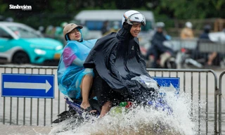 Ngập sâu tại Mỹ Đình làm hàng trăm xe chết máy, nhiều người 'chôn chân' hàng tiếng dưới mưa