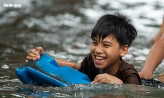 Những nụ cười trong ngày ngập lụt