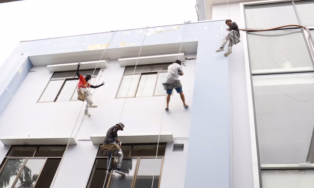 Theo ông Lương Văn Minh, Hiệu trưởng Trường TH-THCS-THPT Lê Thị Riêng, nhà trường đang hoàn tất các thủ tục lựa chọn nhà thầu sửa chữa. Trong thời gian chờ đấu thầu, trường đã chủ động thuê đơn vị dọn dẹp, tạo mặt bằng để có thể triển khai thi công ngay khi hoàn tất các thủ tục. "Mục tiêu là hoàn thành những hạng mục cần thiết trước ngày 31/8 để kịp khai giảng năm học mới. Khi có nhà thầu, trường sẽ tổ chức thi công liên tục nhằm bảo đảm tiến độ", ông Minh cho biết.
