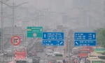 Bầu trời Hà Nội trắng xoá sương mù, ô nhiễm không khí ở mức báo động đỏ