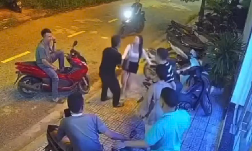 Công an vào cuộc vụ cô gái bị hành hung trước quán karaoke 