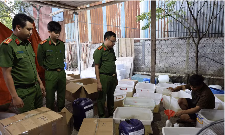 Triệt phá xưởng sản xuất sữa tắm, dầu gội giả quy mô lớn tại Ninh Bình