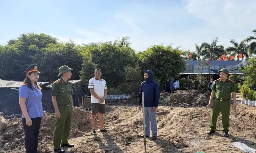 Khởi tố 2 người đổ tự ý san lấp đất công 